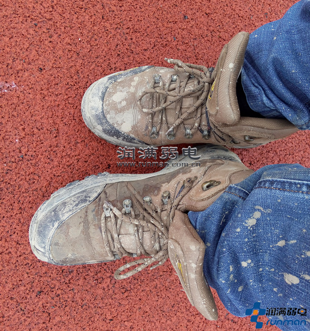 無(wú)線(xiàn)租賃駐場(chǎng)技術(shù)人員黏附泥漿的鞋子