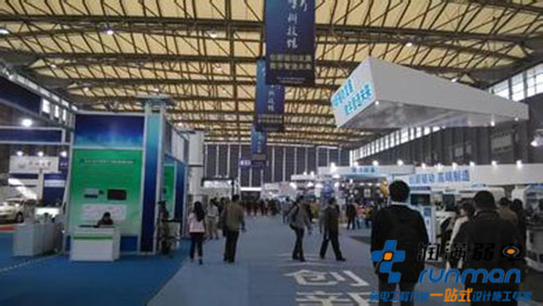 場(chǎng)地一邊