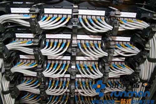 機房密密麻麻的線